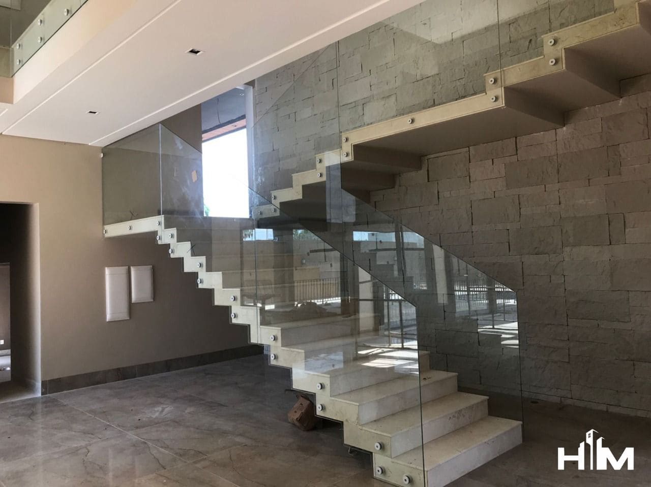 Divisória de salas em vidro temperado