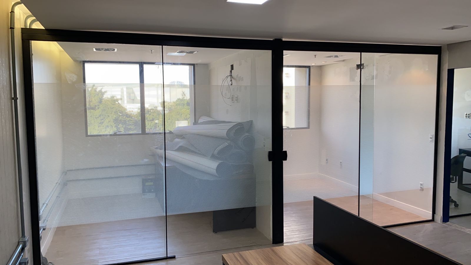 Divisoria-de-salas-em-vidro-temperado-1